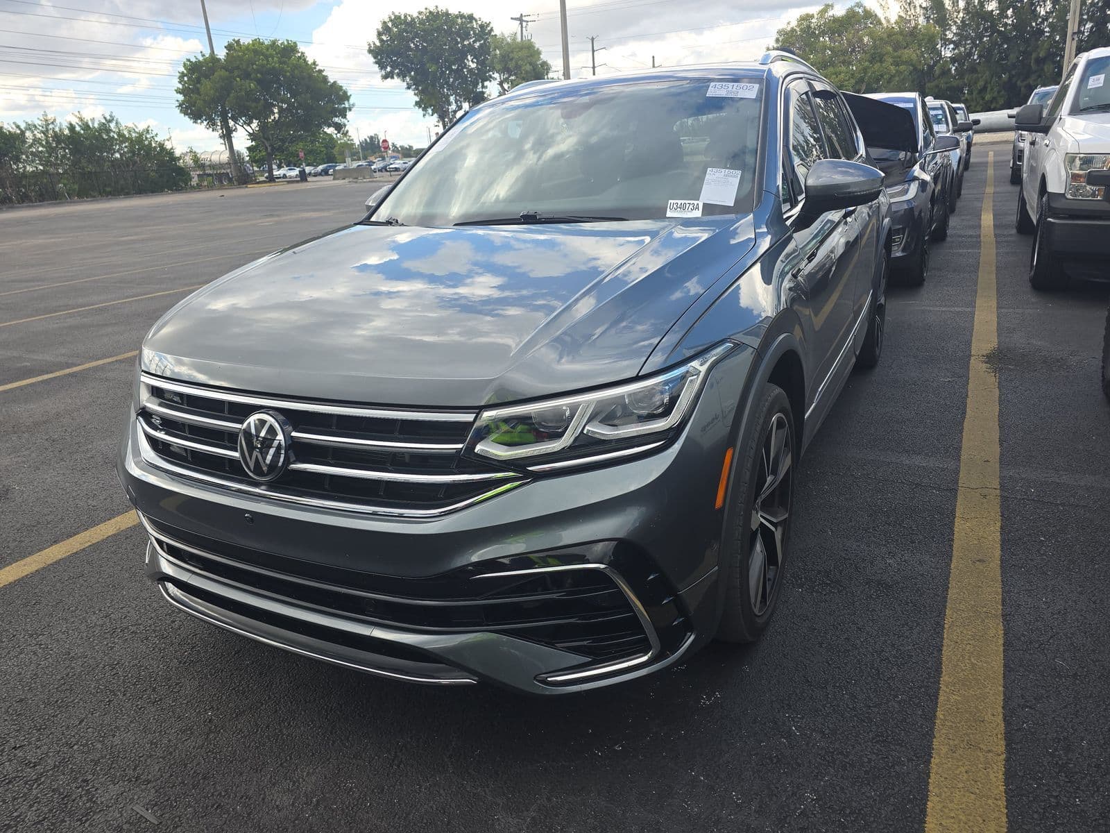 2023 Volkswagen Tiguan SEL R-Line photo 2