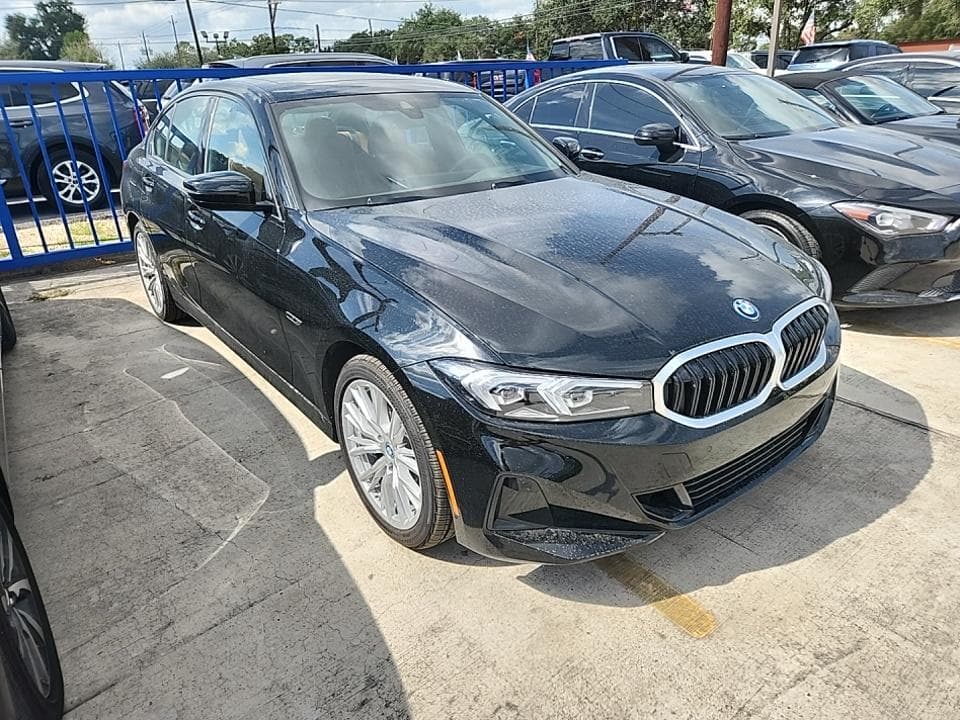 2023 BMW 3 Series Sedan 330e Plug-in Hybrid photo 4