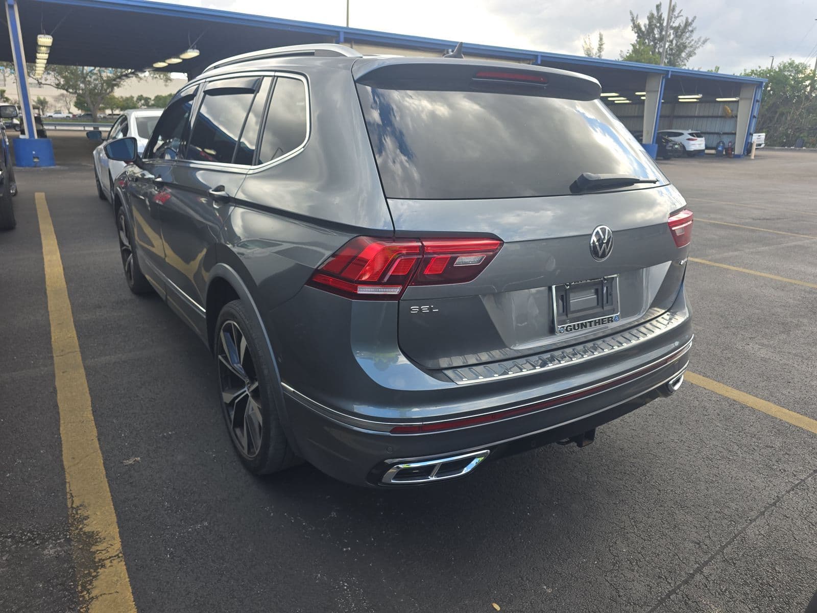 2023 Volkswagen Tiguan SEL R-Line photo 6