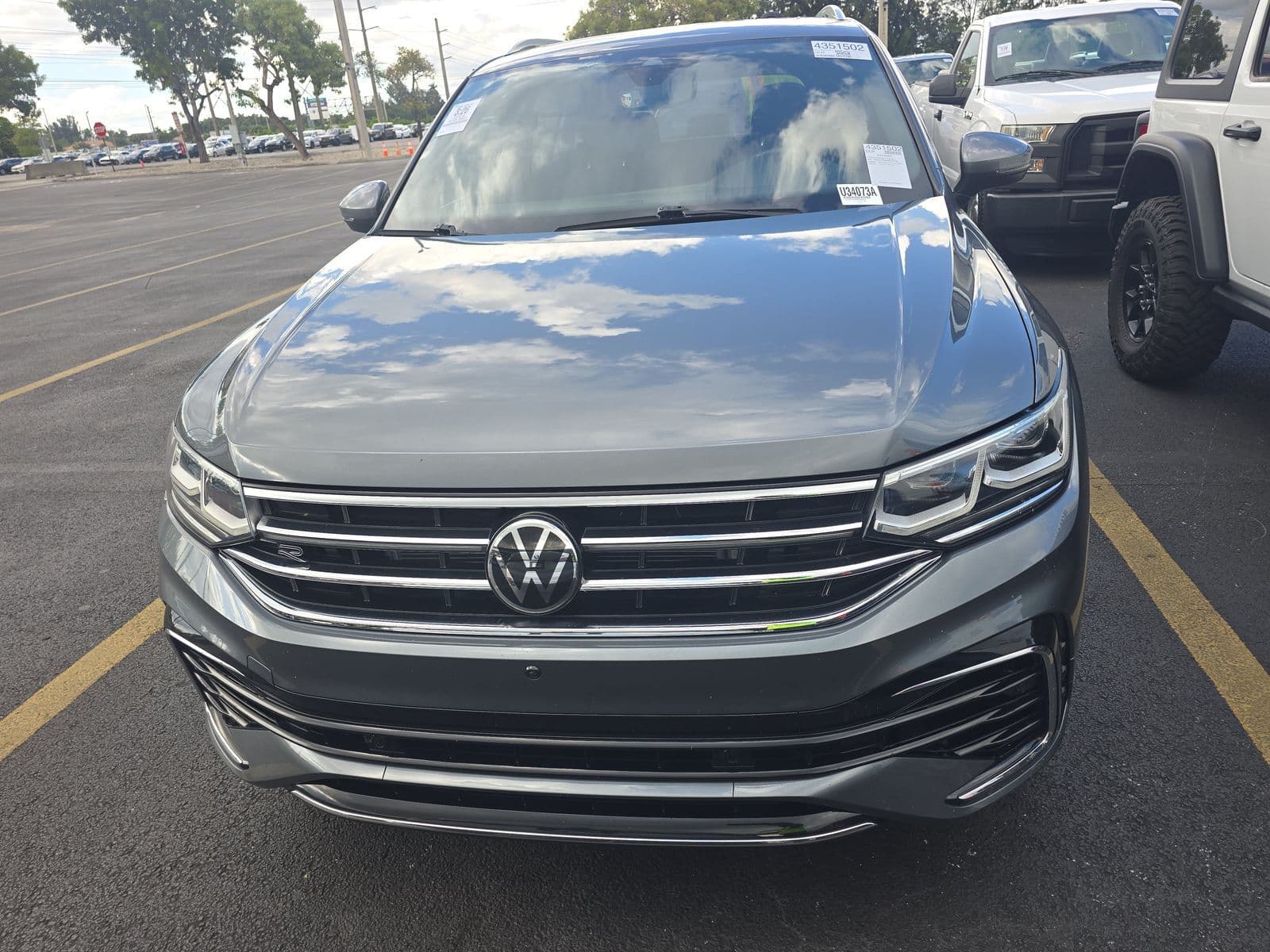 2023 Volkswagen Tiguan SEL R-Line photo 4