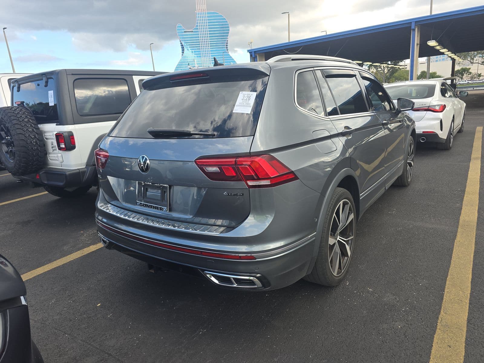 2023 Volkswagen Tiguan SEL R-Line photo 3