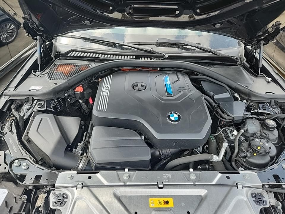 2023 BMW 3 Series Sedan 330e Plug-in Hybrid photo 11