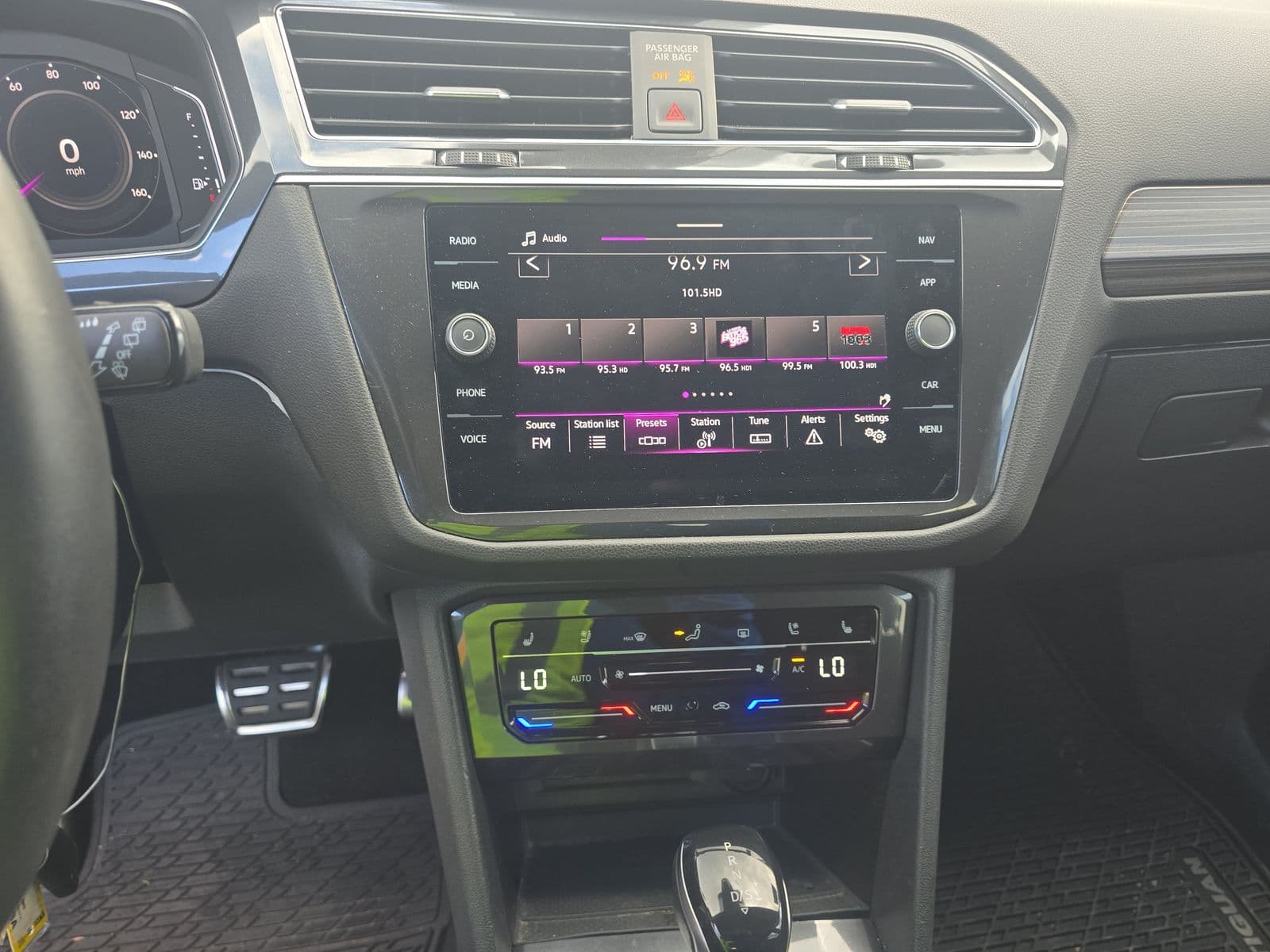 2023 Volkswagen Tiguan SEL R-Line photo 13