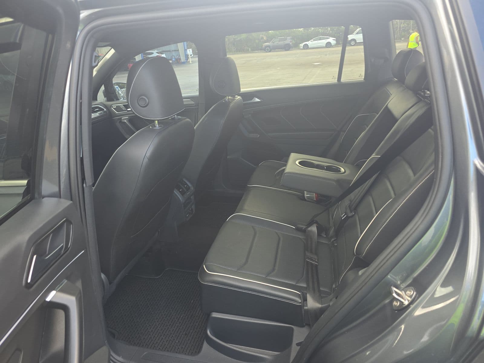 2023 Volkswagen Tiguan SEL R-Line photo 8