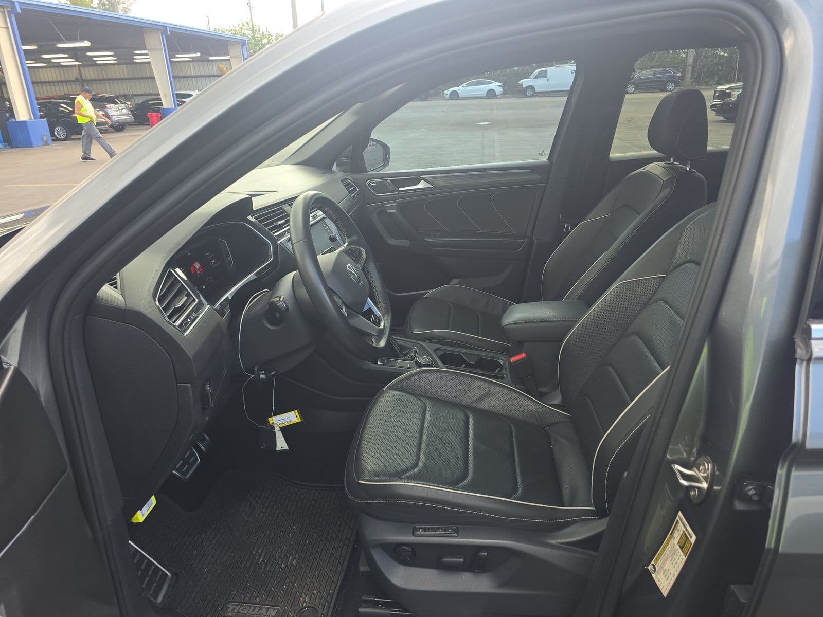 2023 Volkswagen Tiguan SEL R-Line photo 10