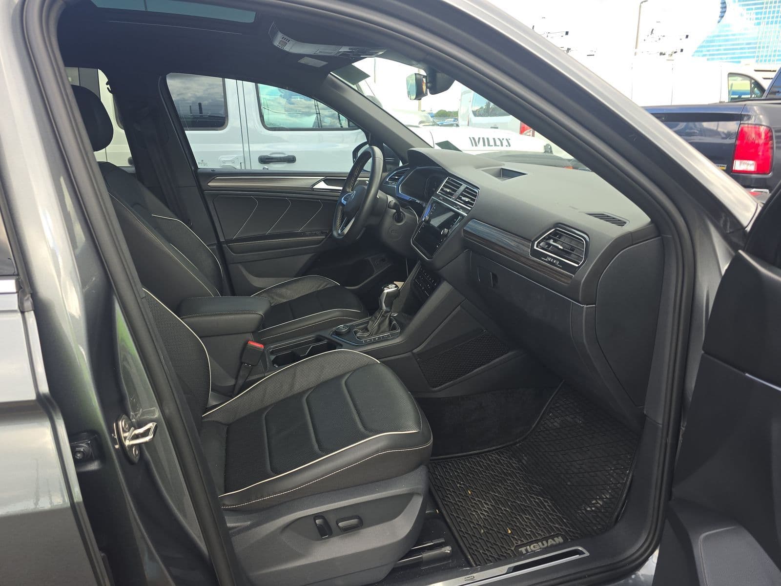 2023 Volkswagen Tiguan SEL R-Line photo 7